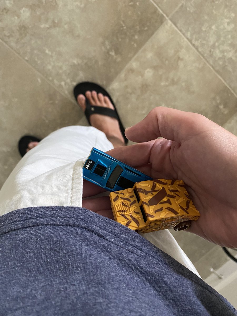 tuoinside's tweet image. Jiggled my pocket on the way to the mailbox. Took them out and rip Gg no keys. #parenting #ToddlerLife