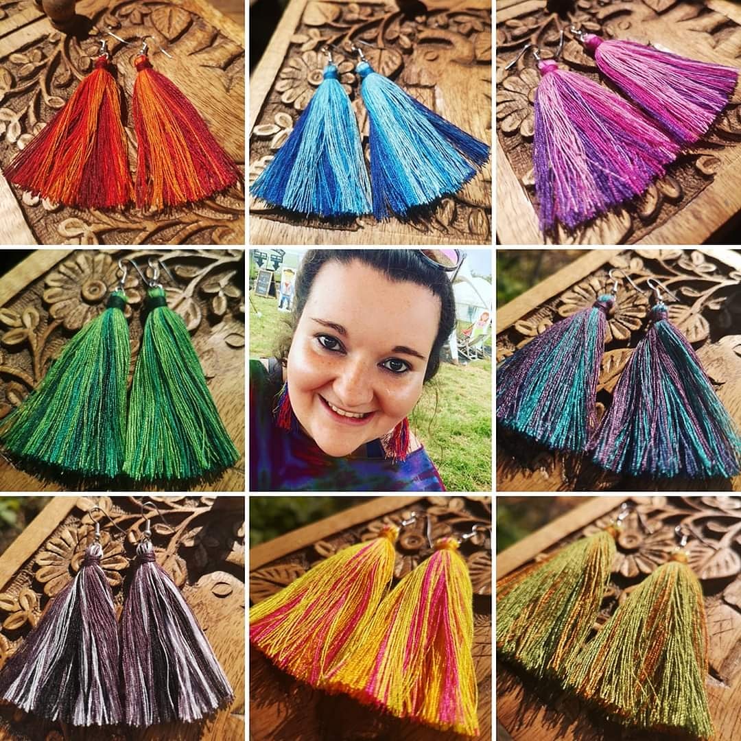 SatoriDesigns's tweet photo. ⭐ Meet the maker! ⭐

These tassel earrings have been designed and handmade by Bex Elliott in mid Wales .

These earrings are light, fun and colourful. They'll be sure to brighten up any outfit!

There's 8 colour ways to choose from here... https://t.co/MK7fRjuUAp https://t.co/79eZydQTDN