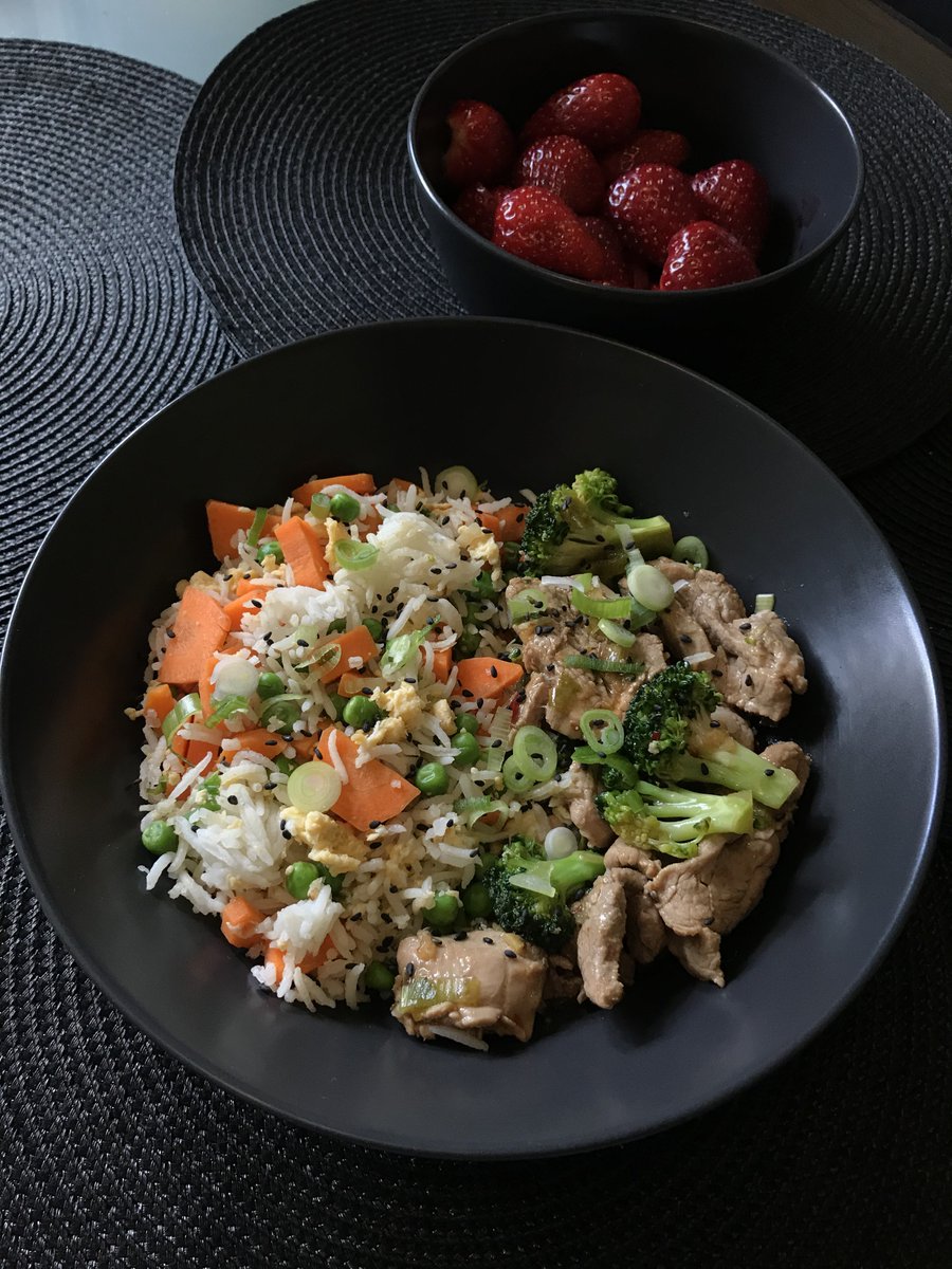 RetiredFresh's tweet photo. Players may get the belt, but serve them good food too.

Beef, broccoli and fried rice with some strawberries 

#ForTheBelt 
#ForTheFood https://t.co/JXhafJtSPA