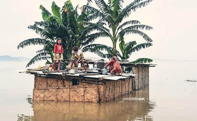 MobashshirYouth's tweet photo. और हमारी सरकार को इन गरीबों से NRC के कागज़ चाहिए।

#AssamFloods https://t.co/9VeevzS8Ta