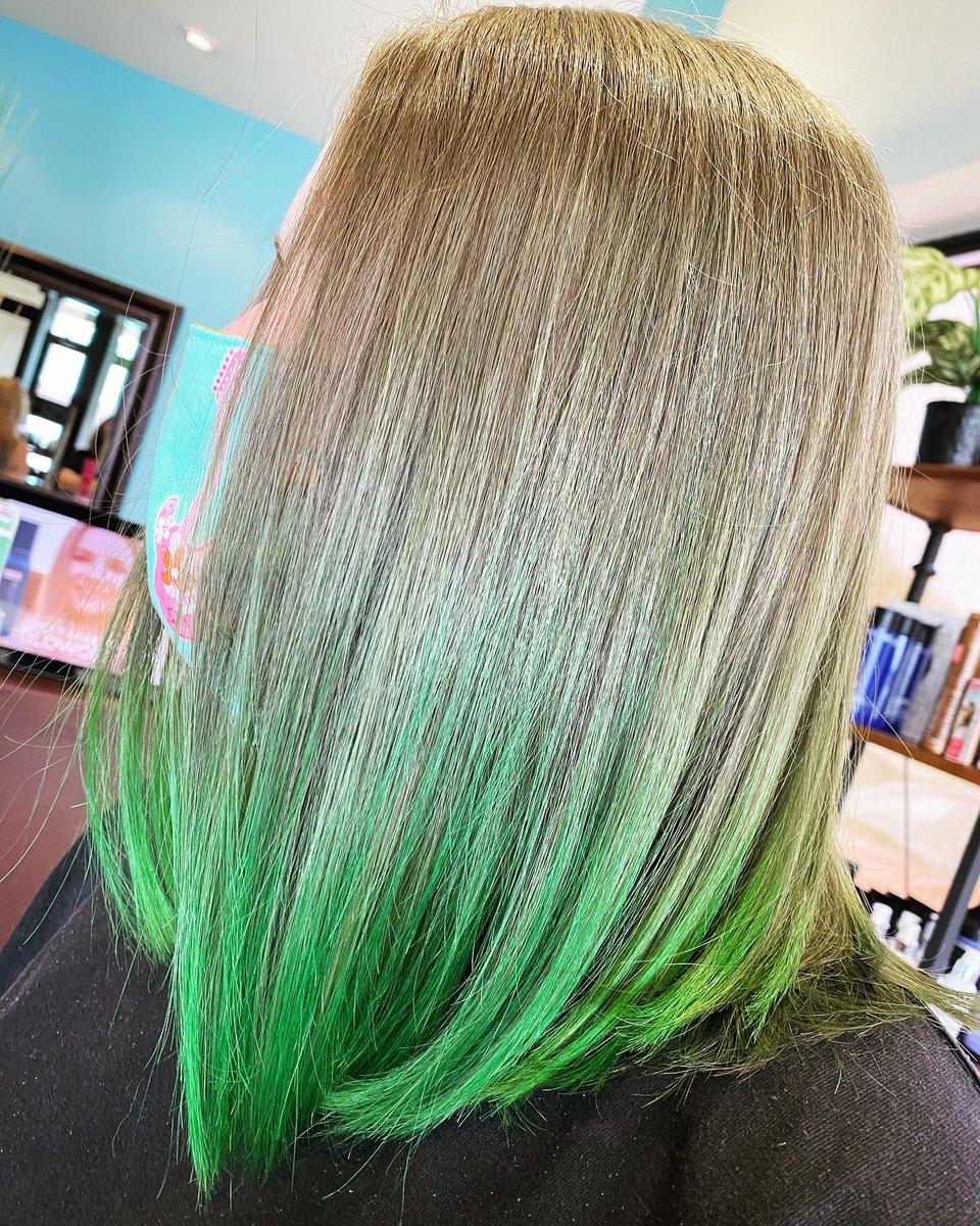 Salon_Cora's tweet image. Out of this world, green tipped hair! Work done by Kayla.
Book online at saloncora.com or give us a call 815-893-4340
#greenhairdontcare #instahair #funcolors #hairdesign #avedastylist #saloncora