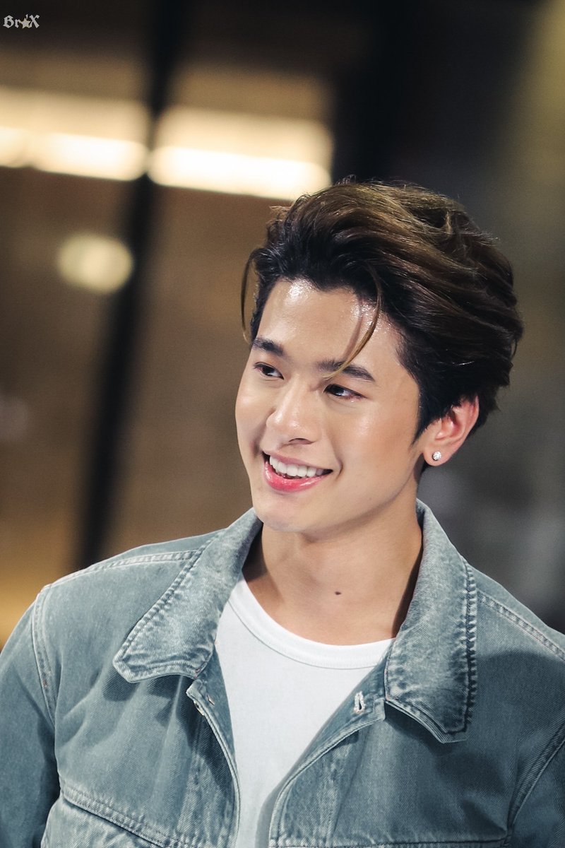AomnaLady's tweet photo. ฉันยังติดอยู่กับรอยยิ้มของเค้า และฉันจะไม่ไปไหนเพราะยิ้มของเค้าทำให้ฉันยิ้มตาม....💚💚💚 #XXSIVK #PorscheSivakorn https://t.co/5gjlESkjBk