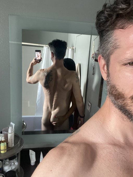 Booty grabs. https://t.co/DgoOeHrkfb