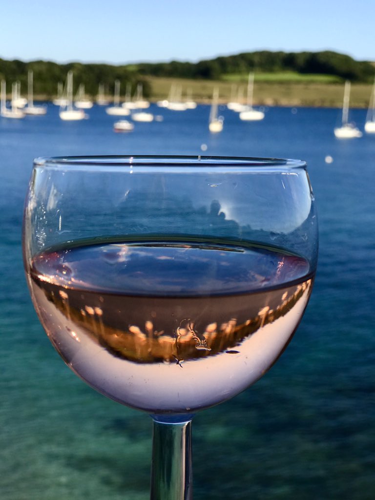 DeryaAlacam's tweet photo. To everyone 🥂 https://t.co/DDT74NawQ9