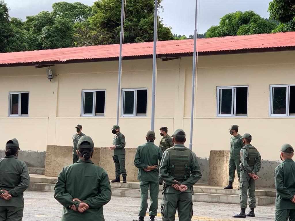dhernandezlarez's tweet photo. Visitamos la Unidad de Caballería 312 Grupo de Caballería Motorizada “Gral Bgda Juan Pablo Ayala”. Conservando la distancia social, nos reafirmamos espiritualmente en valores y principios de solidaridad a nuestro componente y a la Revolución Bolivariana.
#SemanaRadicalPorLaSalud https://t.co/OOy9mRnbfW