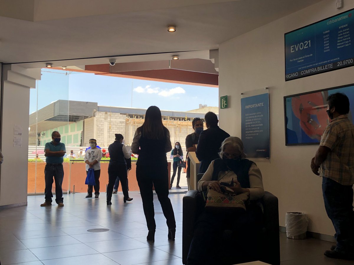 alemarrok's tweet photo. @ContactoCitibmx @Citibanamex Mientras la gente espera para Servicio a Clientes por horas..@Citibanamex @CentroCitibnmx piensa que es mas eficiente tener a 3 empleados en la puerta dando papelitos de turnos.. l https://t.co/TvcYSGP6v8