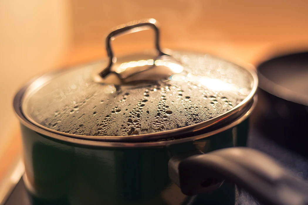 foodienig's tweet photo. Do you know that you can save energy and time by trapping in the heat while boiling?
Covering your pot not only saves energy and time but also makes what you are boiling faster.
#foodie #kitchenquickie https://t.co/X3ZHYUA4MC