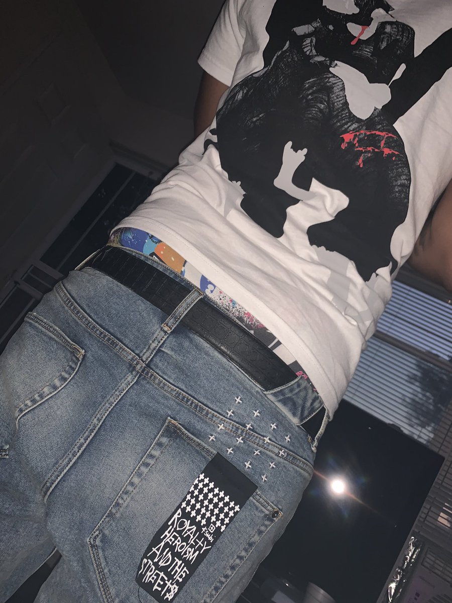 lilmari_100's tweet photo. I jus hit Da Road I Cashed out Fa All Hunnitsss🏃🏽‍♂️Ksubi Jeans Dey stuffed wit my Roll Its All Hunnnitsss💰I jus Walked in Saks I spent a grip my shirt 400$🥱Yo homie prolly mad cause all my drip n shidd From London✈️😆 https://t.co/MFJw22G82p