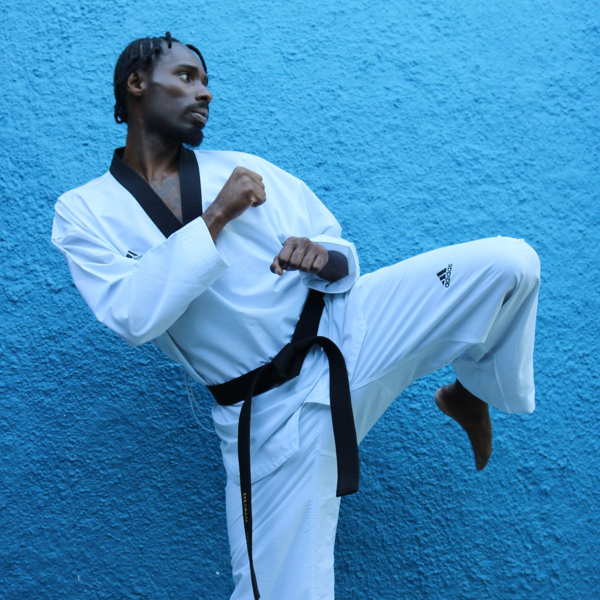 DiogoSilvatkd's tweet photo. Salve Salve Braza.
Dia 26 de julho, proximo domingo, as 10h, tem aula online.
Estarei com @sescsp em uma aula virtual, ensinando Taekwondo para todas as idades.
#taekwondo #combate #luta #medalhas #jogosolimpicos #aulaonline #aulavirtual #tkdkids #tkd #chute #voadora #professor https://t.co/eqisuU8dwJ