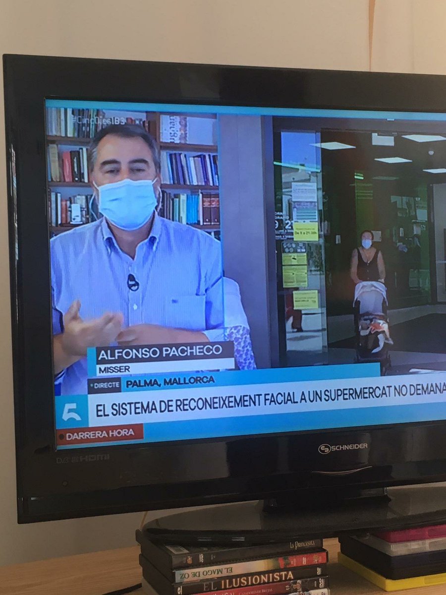 apachecoabogado's tweet photo. Disfrazado de asalta diligencias, hablando de reconocimiento facial en @CincDiesIB3 y las diferencias entre las finalidades de los sistemas implantados por Mercadona y CaixaBank. Gracias por contar con mi opinión en este tema tan interesante y actual. https://t.co/JZgrdt1MNE