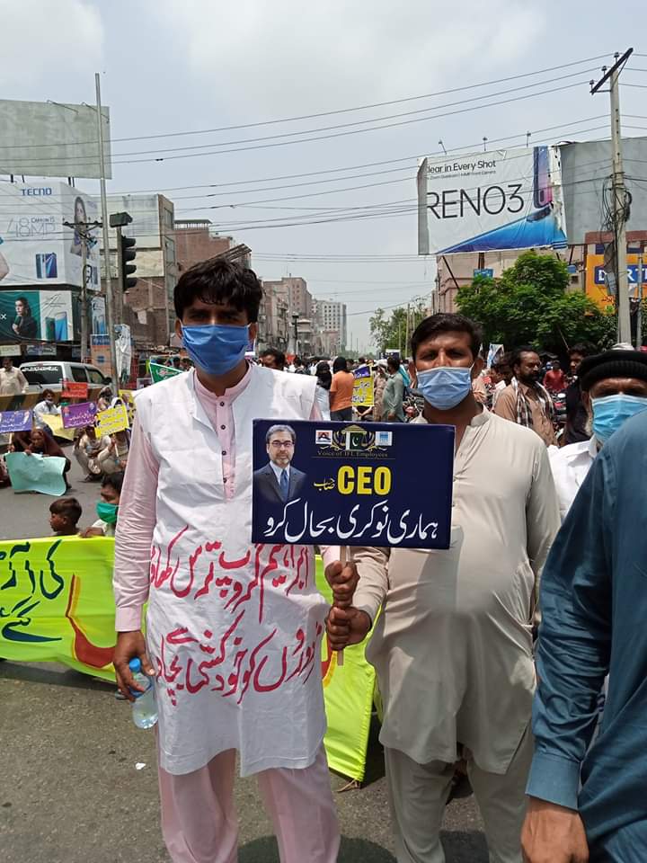 MHanif48's tweet photo. آج 
#faislaabad 
دھرنا ہوا لیکن 
@DCFaisalabad نے عوام کو #IbrahimGroup سے انصاف نیں لے کے دے سکا ایسی نو کری کا کیا فائدہ کے پاور ہونے کے باوجود
#NaeemMukhtar
#AllaidBank
کے خلاف ایکشن لے کے غریب ورکر کو حق نیں دلا سکتا
@DCLahore @gnnhdofficial @CTV_Digital @AbbTakk @Dawn_News https://t.co/9RvCOgGcQS