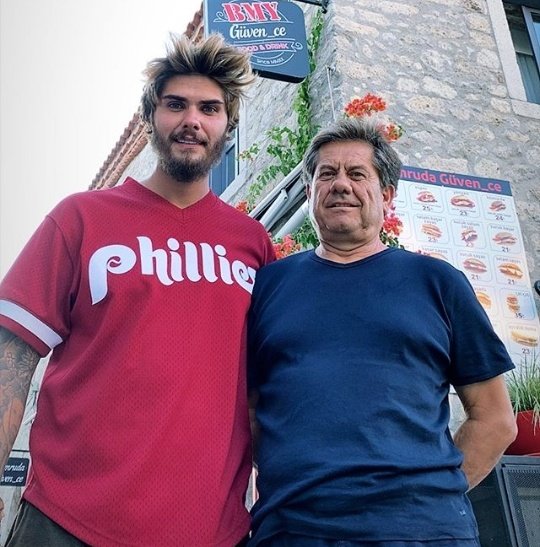 ABİİ ZATEN KIRMIZI GİYEN ERKEKLERE DÜŞÜYORUM BARIŞIN SAÇLAR KAŞLAR ZATEN OLAY YANİ BEN TUTULDUMM SİZ ANLADINIZ.. #cembar