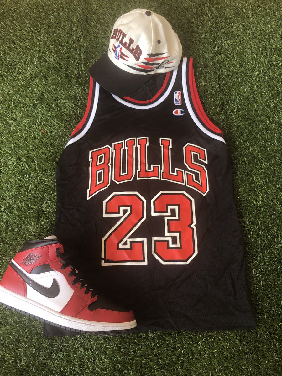 Logo athletics diamond hat 💎 
OG Jordan champion jersey ⛹🏽‍♂️
Jordan 1 👞