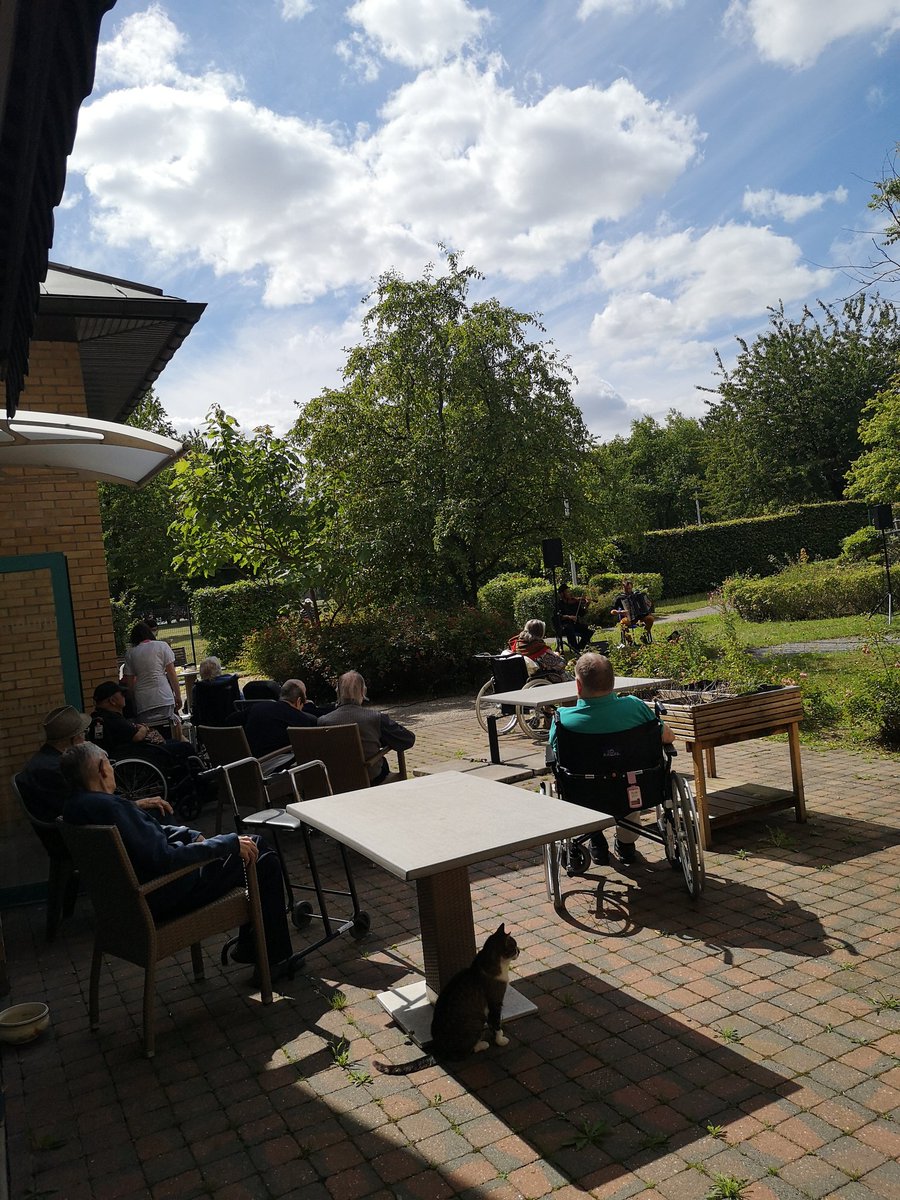 FIDAL_HDF's tweet photo. En direct de #Roubaix pour un concert violon/accordéon. Le temps d'un après-midi, les résidents et le personnel soignant de l'#EHPAD du Nouveau Monde s'évadent sur des rythmes balkaniques et russes.
Un moment convivial, sous le soleil ! 

En partenariat avec le @coliseeroubaix https://t.co/dhW4eOz4kS