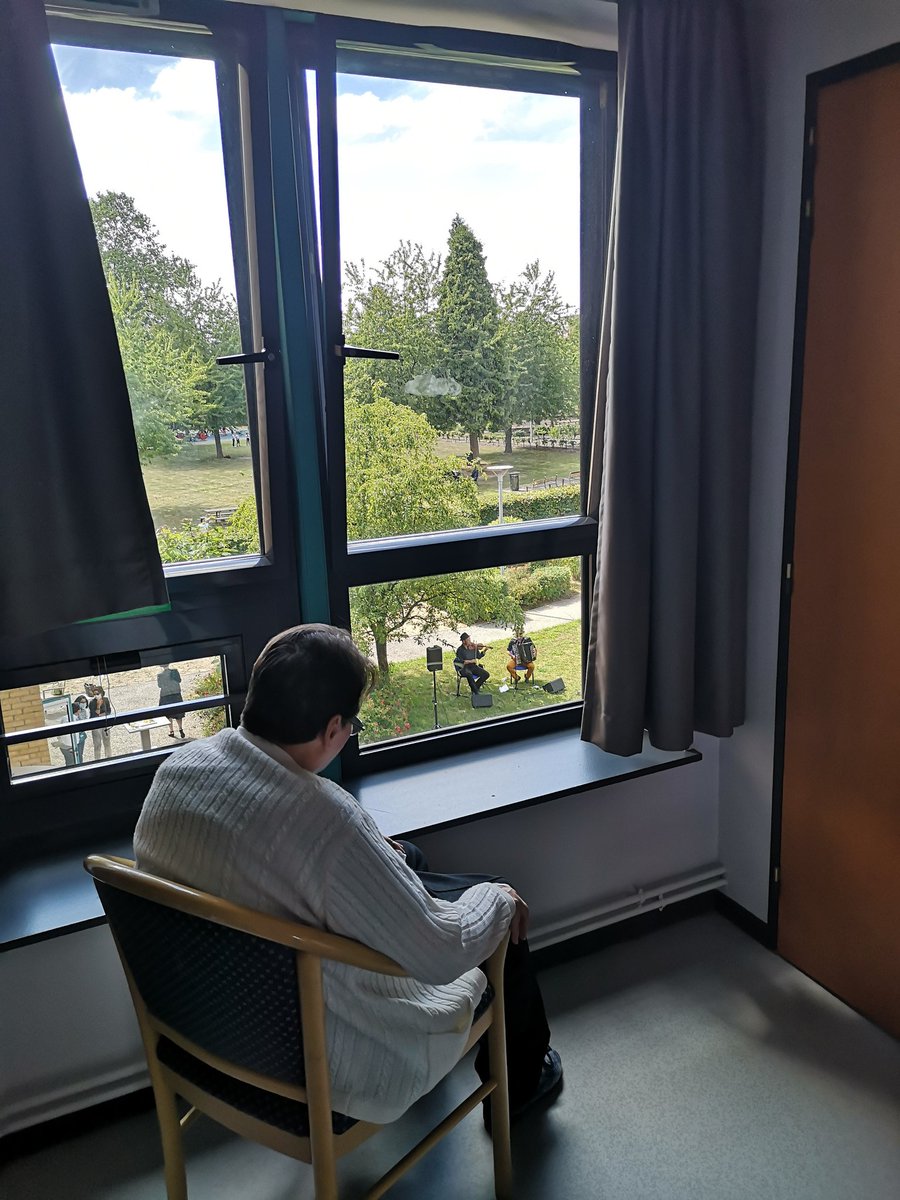FIDAL_HDF's tweet photo. En direct de #Roubaix pour un concert violon/accordéon. Le temps d'un après-midi, les résidents et le personnel soignant de l'#EHPAD du Nouveau Monde s'évadent sur des rythmes balkaniques et russes.
Un moment convivial, sous le soleil ! 

En partenariat avec le @coliseeroubaix https://t.co/dhW4eOz4kS