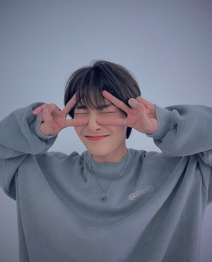 jeongin - lavenderhis sweet personality never fails to make me instantly feel better, and a peace of mind is exactly what i feel every time i think of him. jeongin truly is a gift for us all <3