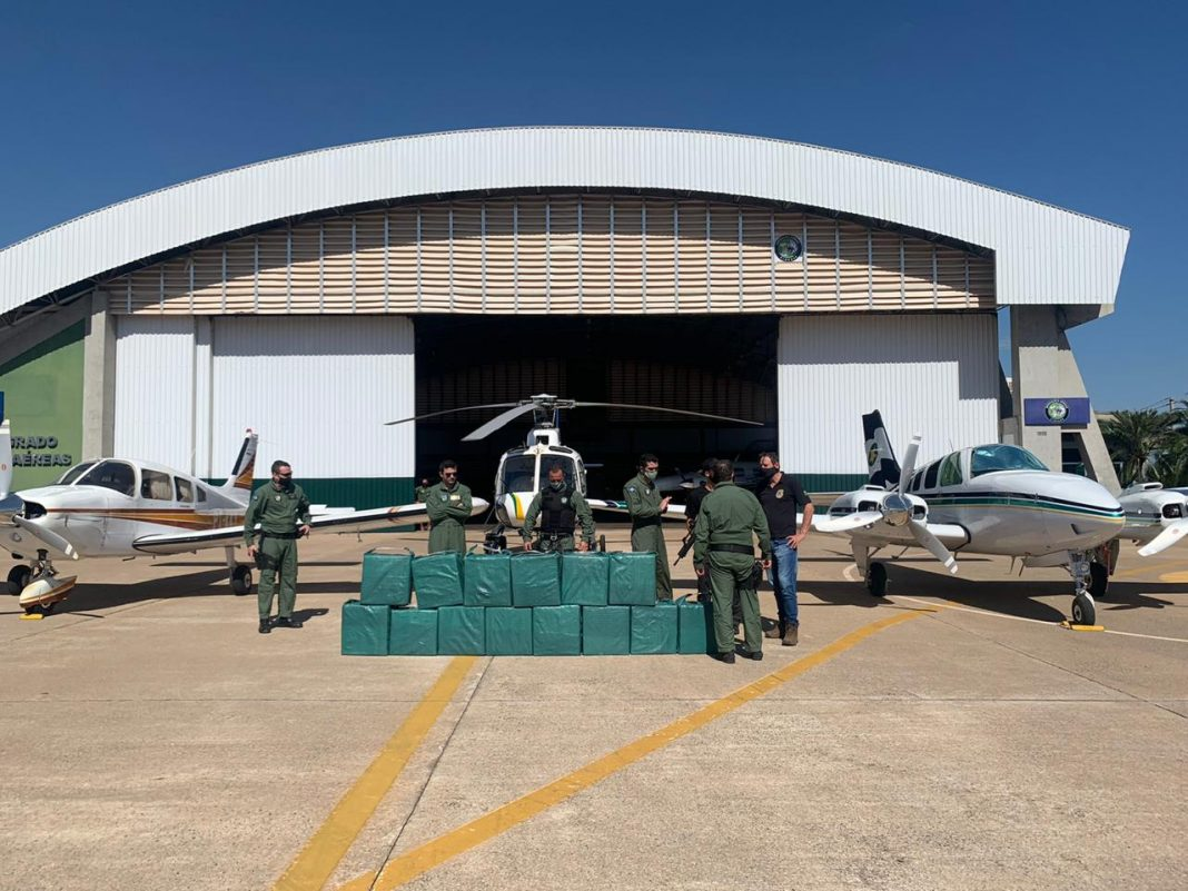 PilotoPolicial's tweet photo. ➡ CIOPAER/MT apoia operação com apreensão de 420 quilos de cocaína
➡ clique aqui para acessar a matéria https://t.co/DBW958rs8X
➡ Acompanhe nossos canais de comunicação e compartilhe sua opinião conosco.
#pilotopolicial #Ciopaermt https://t.co/ajaZhLSVtE