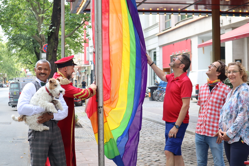 Erneut sind wir stolz darauf, buchstäblich Flagge zu zeigen und unsere Solidarität mit der LGBTIQ+ Community weithin sichtbar zu machen. Gemeinsam freuen wir uns auf eine bunte Zukunft! <a href="/lsvd/">LSVD⁺-Bundesverband</a> #wintergartenberlin #variete #lgbt #pride #berlin