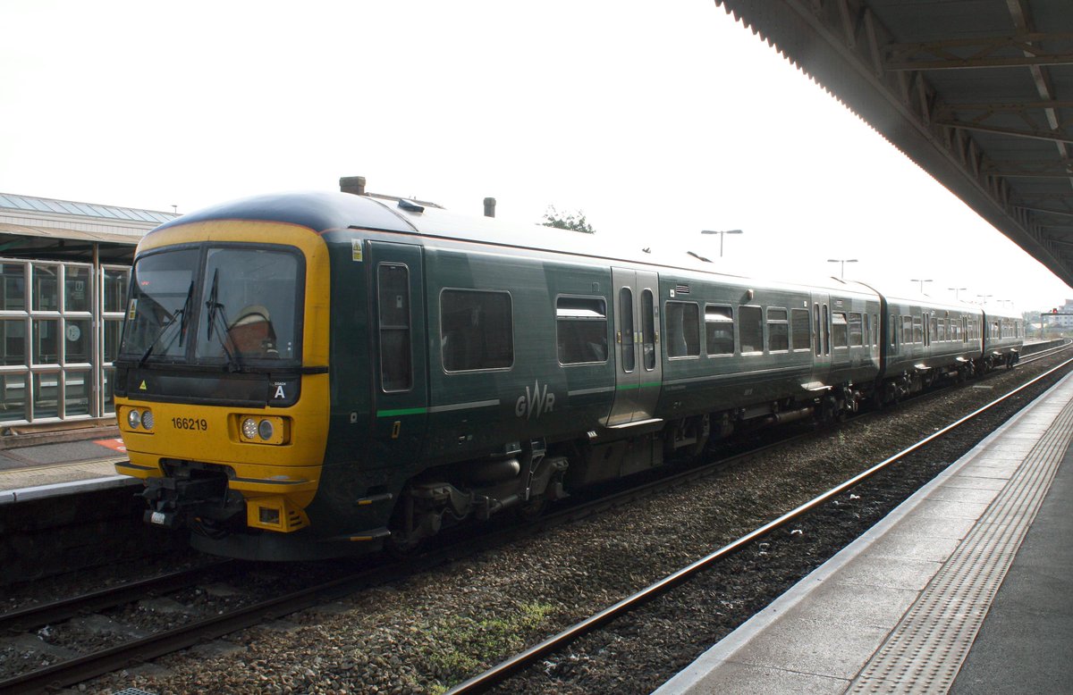 Ranaroth2's tweet image. 166219. Class 166 Network Express Turbo. Great Western Railway (GWR) livery, Photo: Taunton, 29.10.2009. #railway #DMU #Class166 #NetworkExpressTurbo #GreatWesternRailway #Taunton @SalopianLyne