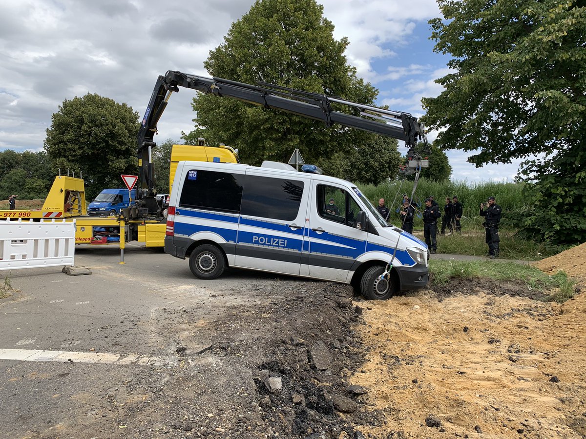 Manuel_Rohland's tweet image. Bis die Polizei selbst merkte, dass es eine dumme Idee war, die Straße wegzubaggern... 🤦🏻‍♂️