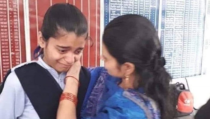 Girishvhp's tweet photo. Neha Verma, daughter of a truck driver, couldn't control her tears as the Punjab School Education Board declared 10th std results where she emerged as topper by securing 99.54%
She say’s "Dad earns less, but wants me to dream big" https://t.co/GrCD17qXk8