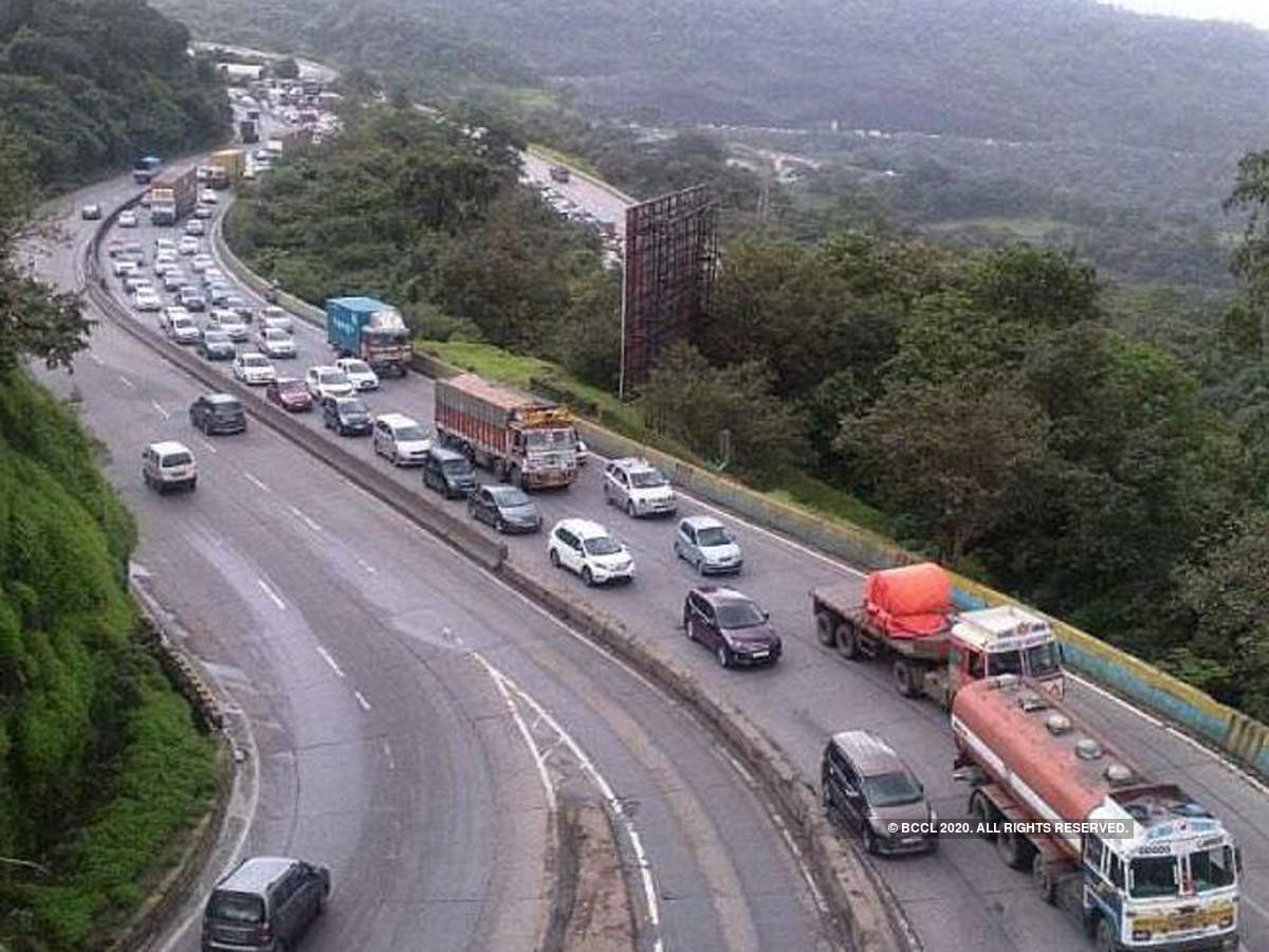 MirrorNow's tweet photo. From August 1, you will have to pay a fine of ₹1000 for over-speeding on the Mumbai-Pune expressway!

Motorists covering the 50 km distance between two toll plazas on the expressway, in less than 37 minutes, will be slapped with a fine https://t.co/SKUk0xsK21