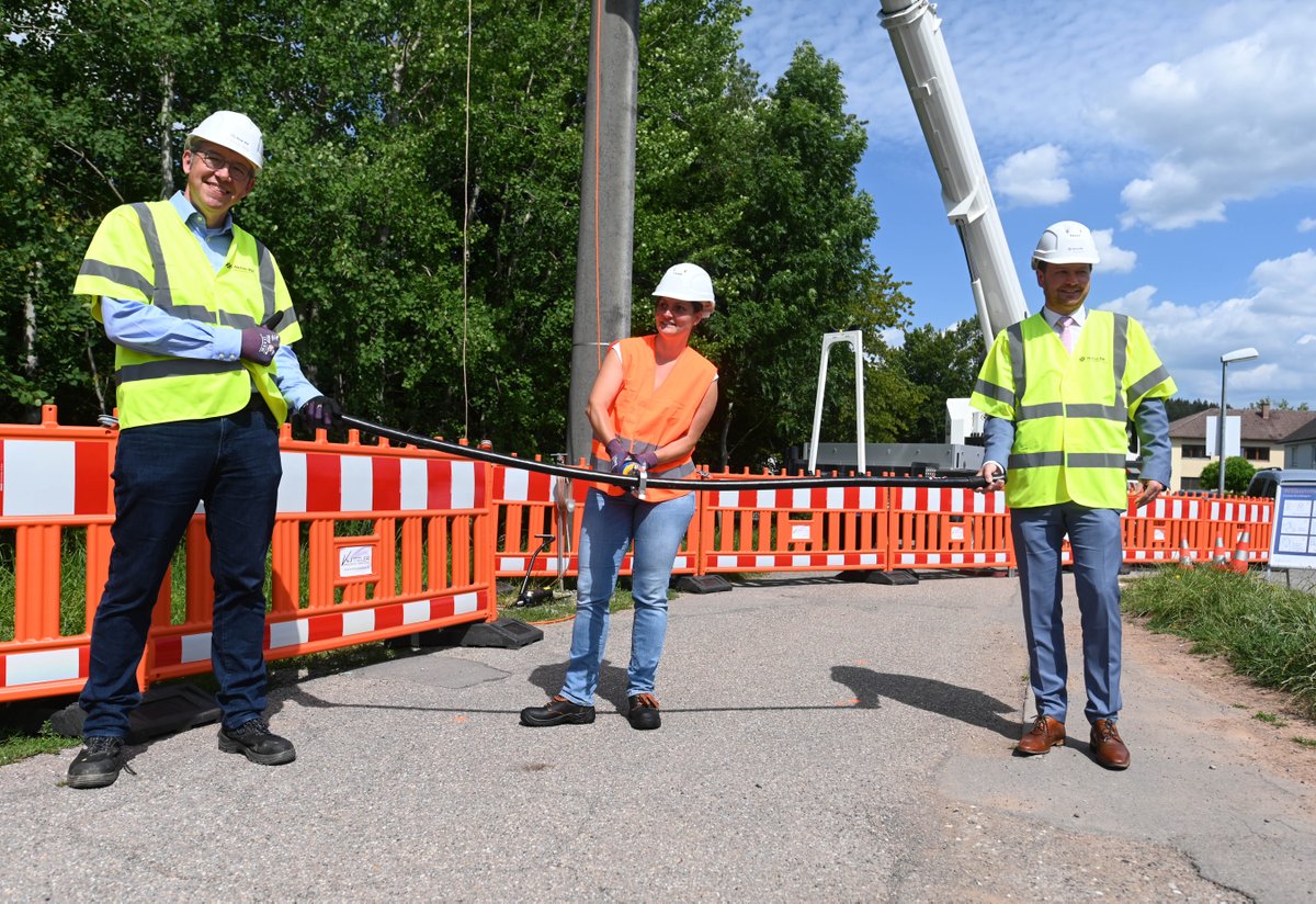 NetzeBW's tweet photo. #NetzeBW rüstet das #Stromnetz für die Zukunft. Bis 2025 will der Netzbetreiber sukzessive rund 2.000 Kilometer #Freileitungen durch #Erdkabel ersetzen – wie hier in #Waldachtal. /d #Versorgungssicherheit #wirkümmernunsdrum https://t.co/37YtKQsfJj https://t.co/iEjYxhnE0y