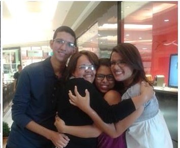 Ce_santos_'s tweet photo. Gente que madrugou e viajou 6h de bus pra me conhecer qdo fui a Brasília hahahha #FOIMARA #Felizdiadoamigo @eumeneva <3 [] (câmera ruim da gota kkkk) https://t.co/2mbCQjgCit