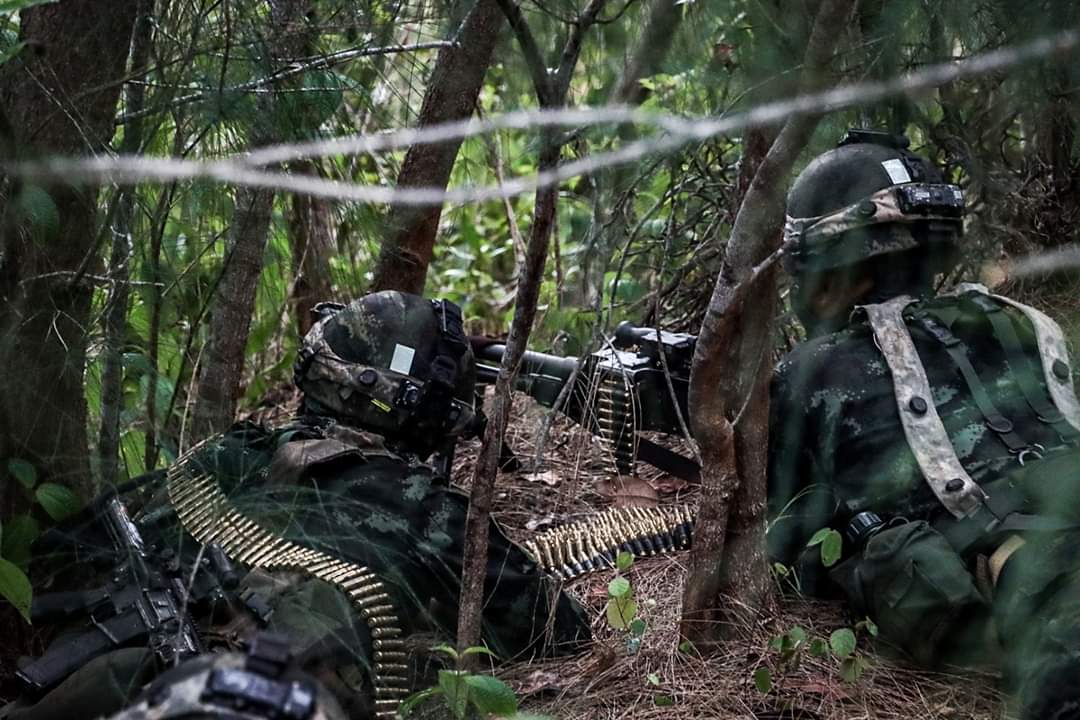 swcom2020's tweet photo. Phase IV : Transformation to Defense

ความคืบหน้าการฝึกผสม LF20 ร้อย.ร. ไทย ได้ก้าวเข้าสู่ขั้นการสถาปนาการตั้งรับ เพื่อเอาชนะการเข้าตีของข้าศึก โดย ร้อย.ร.ไทย ได้รับความไว้วางใจจาก พัน.ร.1-21 ในการควบคุมพื้นที่ เสริมความมั่นคง และทำการตีโต้ตอบ
https://t.co/8tgTCL7EjL https://t.co/Xmhc9U0jF2
