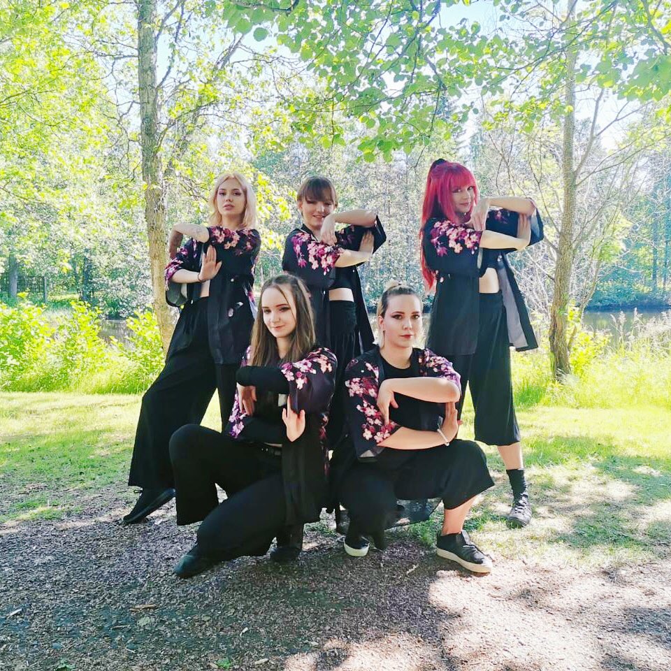 collapoplive's tweet image. We are BLUFF! A versatile, six member group with a nordic attitude from Oulu, Finland! As a group BLUFF has been around for a while, already 7 years!

We are super thrilled to participate, so be sure not to miss it and tune in on 16.8.!

Twitter: @BLUFFfi 
Instagram: @bluff.fi