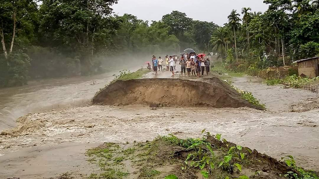 filmsymphonies's tweet photo. O estado de "Assam" na Índia está sendo inundado por um rio e mais de 100 pessoas morrendo enquanto aproximadamente 5 milhões foram afetadas. POR QUE NINGUÉM ESTÁ FALANDO SOBRE ISSO? POR QUE VOCÊS SÓ SE COMOVEM PELA EUROPA? #ProtectAssam https://t.co/kJ7loUEOxR