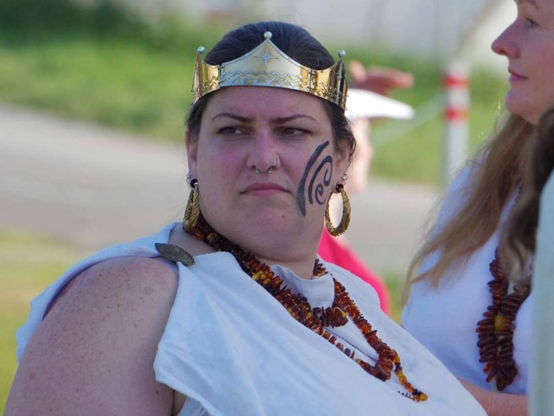 HighlandFoorde's tweet photo. Like many, #pennsic  is her favorite event. "People come from all over the Knowne World and for two weeks people who live a country away, or sometimes literal countries away, are our neighbors. Bonds are build that last a lifetime. I met his Excellency there!" https://t.co/46bu4jJJ9Y