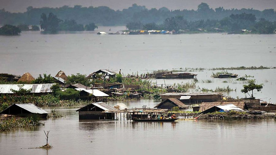filmsymphonies's tweet photo. O estado de "Assam" na Índia está sendo inundado por um rio e mais de 100 pessoas morrendo enquanto aproximadamente 5 milhões foram afetadas. POR QUE NINGUÉM ESTÁ FALANDO SOBRE ISSO? POR QUE VOCÊS SÓ SE COMOVEM PELA EUROPA? #ProtectAssam https://t.co/kJ7loUEOxR