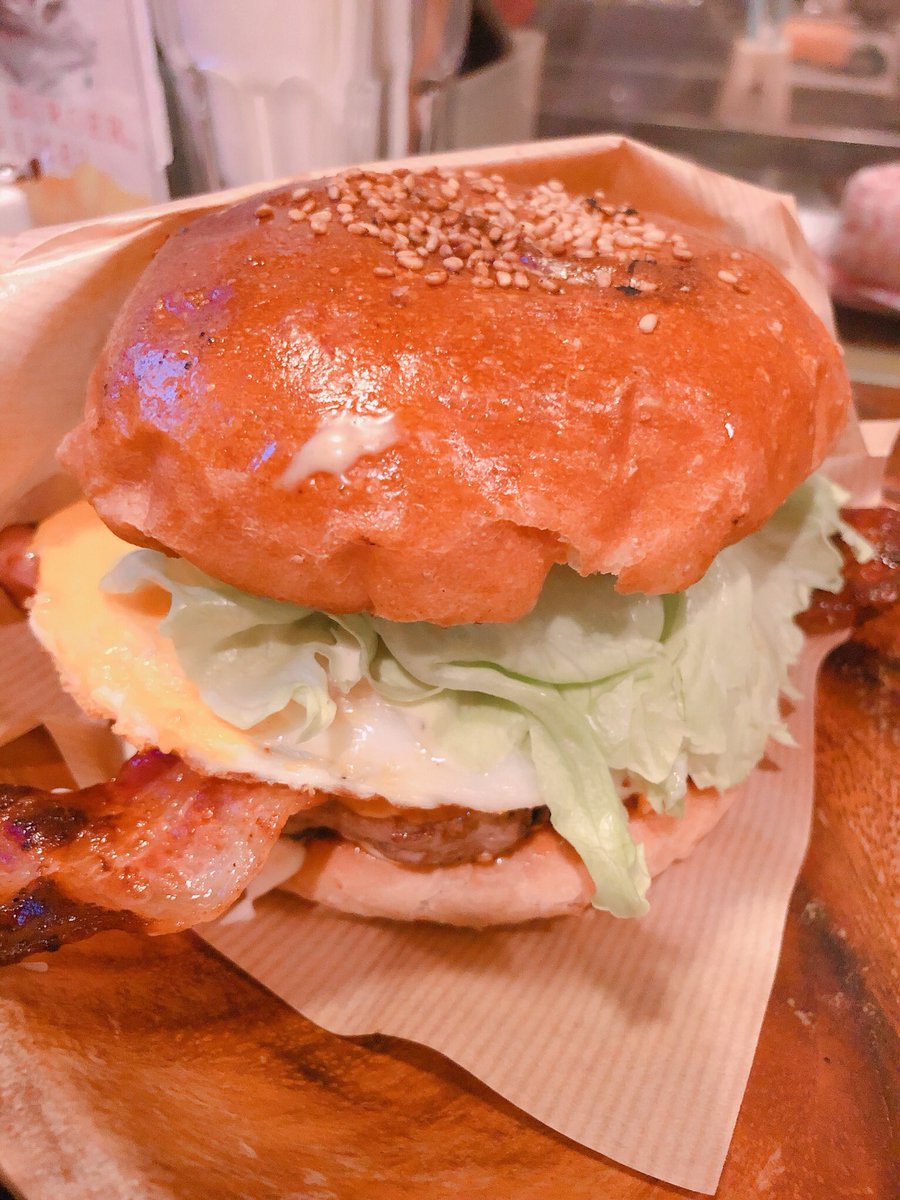 tu_kun_tsubasa's tweet photo. リーグ終わりに、ゲストで出てくれたとある方とハンバーガーなう。(´º∀º`)ファーw
#NIZEYANIZE https://t.co/H4JOk5BCyK
