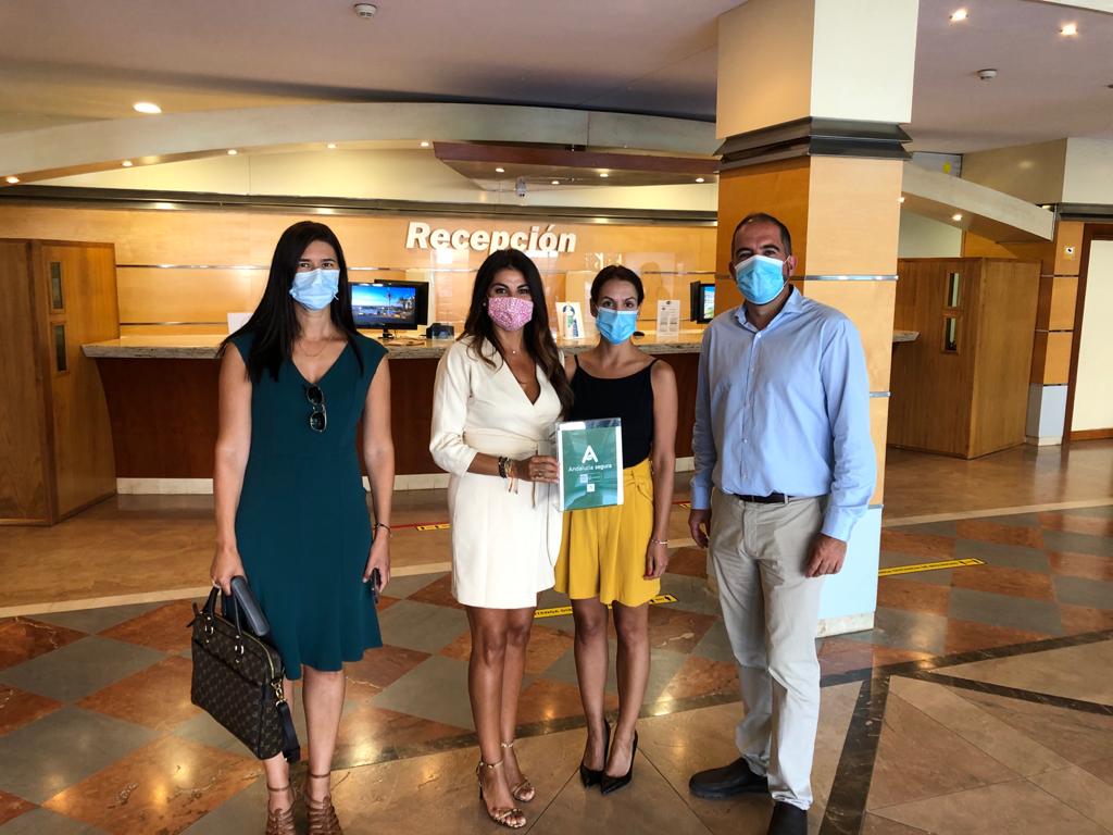 TurismoAND's tweet image. 📷La DT en #Málaga @Nuriarodriguezc ha visitado el @GranCostadelSol, en la Cala de Mijas, que cuenta ya su distintivo #AndalucíaSegura✅.

🗨️La delegada ha reconocido la labor de los empresarios y ha señalado "la inigualable oferta segura y de calidad de la provincia".