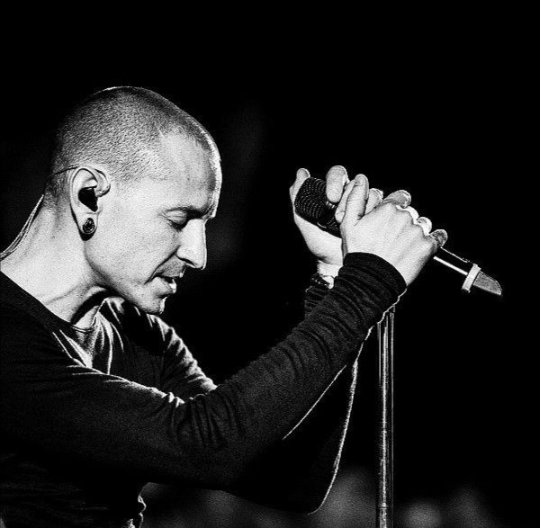 Dulce_Soltero_'s tweet photo. Hoy se cumplen 3 años sin Chester. 

¿Cuál es su canción favorita de Linkin Park? La mía es: 'Breaking the Habit'. https://t.co/POoxTtmgqu