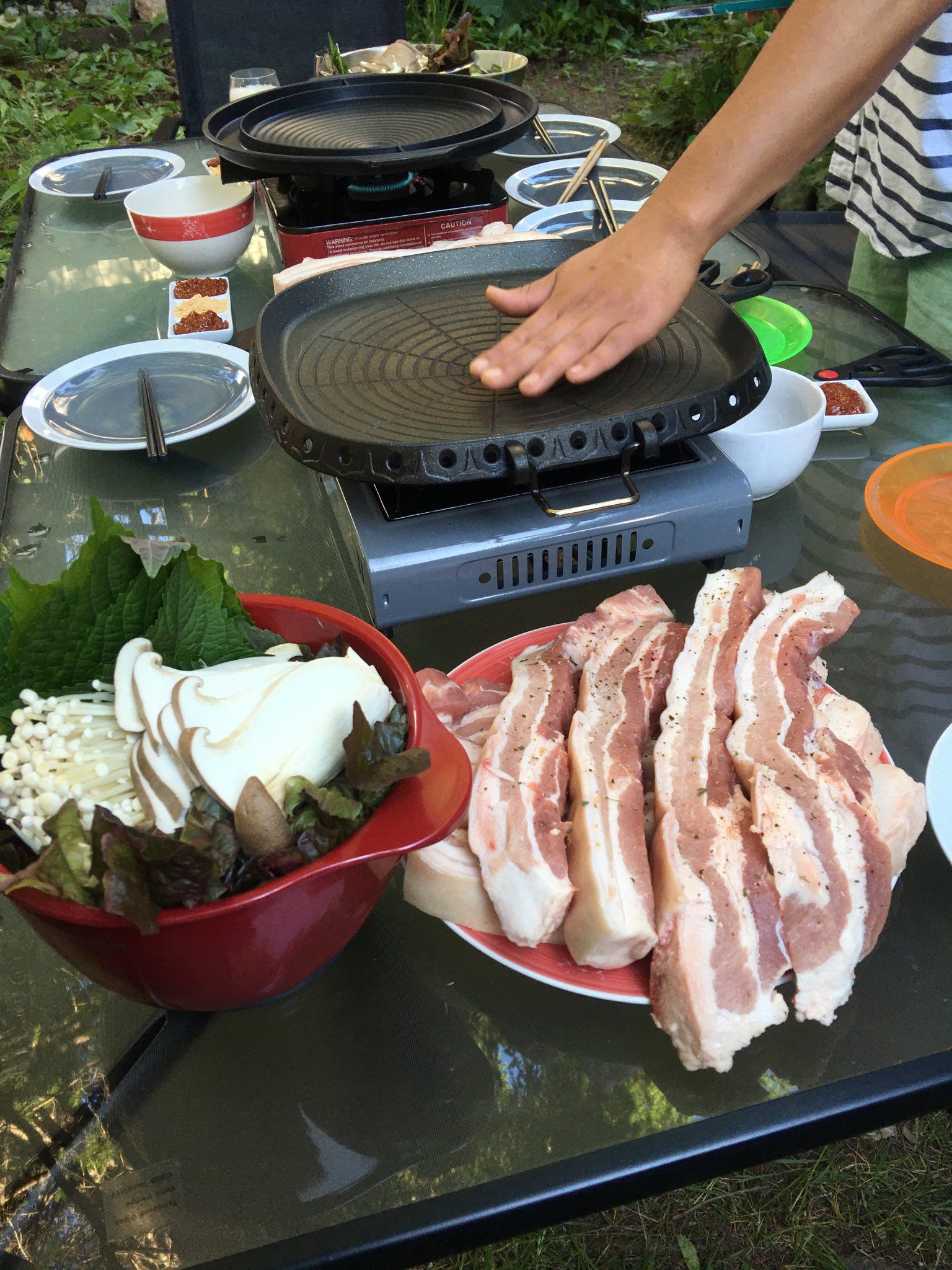 カナダ暮らし 韓国人の友達が コーリアンbbqに招待してくれました 基本は 豚バラを脂を落としながら 塩こしょうでしっかりと焼く エゴマの葉に自家製味噌 きな粉 キムチ 大根の甘酢漬けや玉ねぎの漬物などをトッピングして 豚バラを包み頂き