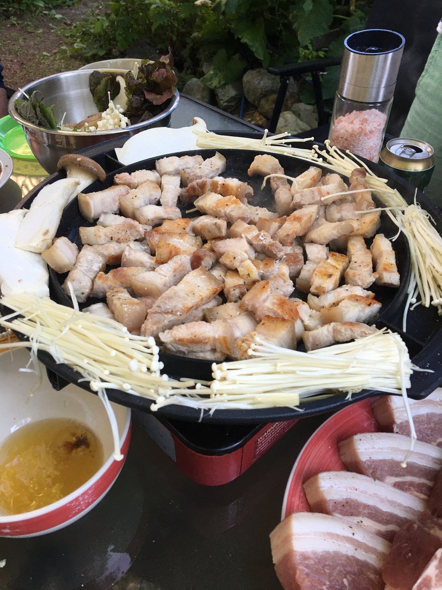 カナダ暮らし 韓国人の友達が コーリアンbbqに招待してくれました 基本は 豚バラを脂を落としながら 塩こしょうでしっかりと焼く エゴマの葉に自家製味噌 きな粉 キムチ 大根の甘酢漬けや玉ねぎの漬物などをトッピングして 豚バラを包み頂き カナダ暮らし 韓国人の友達が コーリアンbbqに招待してくれました 基本は 豚バラを脂を落としながら 塩こしょうでしっかりと焼く エゴマの葉に自家製味噌 きな粉 キムチ 大根の甘酢漬けや玉ねぎの漬物などをトッピングして 豚バラを包み頂き