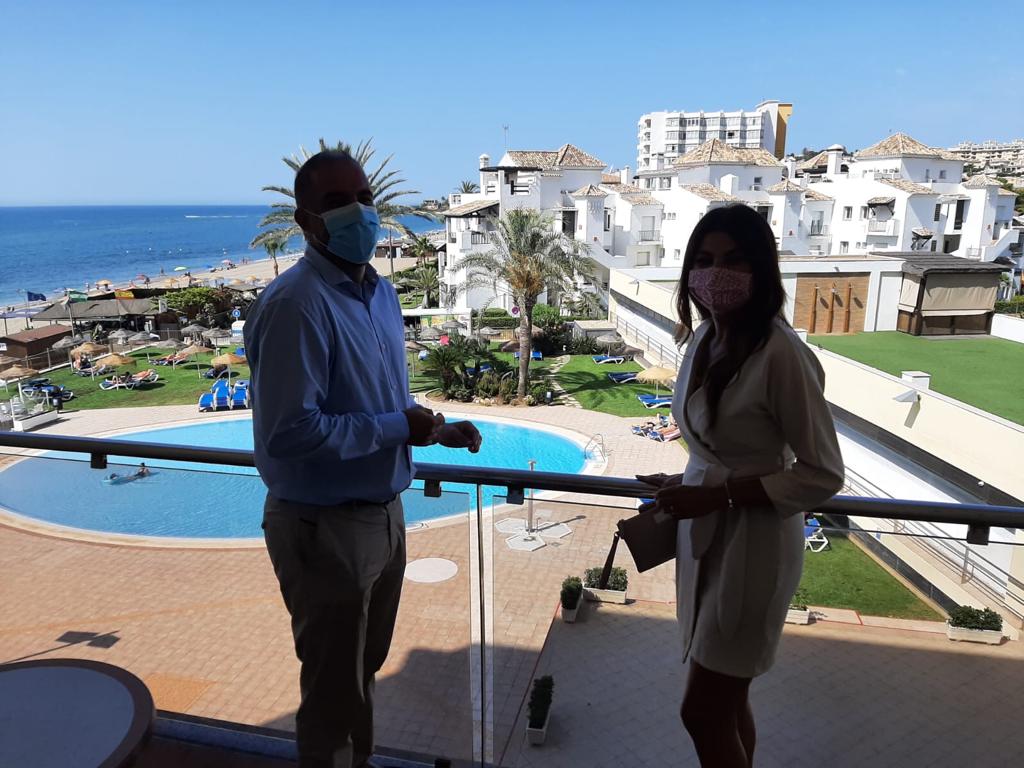 TurismoAND's tweet image. 📷La DT en #Málaga @Nuriarodriguezc ha visitado el @GranCostadelSol, en la Cala de Mijas, que cuenta ya su distintivo #AndalucíaSegura✅.

🗨️La delegada ha reconocido la labor de los empresarios y ha señalado "la inigualable oferta segura y de calidad de la provincia".