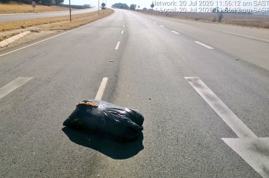 GTP_Traffstats's tweet photo. Expect the Unexpected
Always 👀 the 🛣️
U never know when a Hazardous situation may arise
Higher the speed the greater "scan ahead" distance required
#Drive4Life 2 @_ArriveAlive
Don't do @FatalMoves
Secure loads to the vehicle, weight alone doesn't mean an object won't dislodge https://t.co/CQMiqph9yA