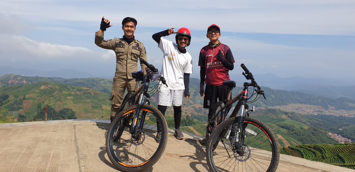 Mukit_Davidson's tweet photo. Majalengka kota kecil sejuta kenangan takeby mamang2 kopi di parkiran https://t.co/Ze2uGmlKfj