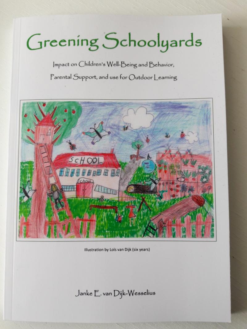 Sinzer_org's tweet image. Heel trots zijn we op onze dr. Janke van Dijk, onlangs gepromoveerd op de  #impact van het vergroenen van het schoolplein op het welzijn en gedrag van kinderen. 
Dat dit onderzoek aanleiding maar mag zijn voor de vergroening van nog meer schoolpleinen in het nieuwe schooljaar!