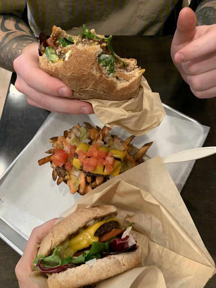 oatxmilk's tweet photo. I’m making a thread of beautiful and delicious vegan food 🌿🌯🍕🌮🍔🥕🥦🥑🍊🥥🥭 https://t.co/CdInnGdilY