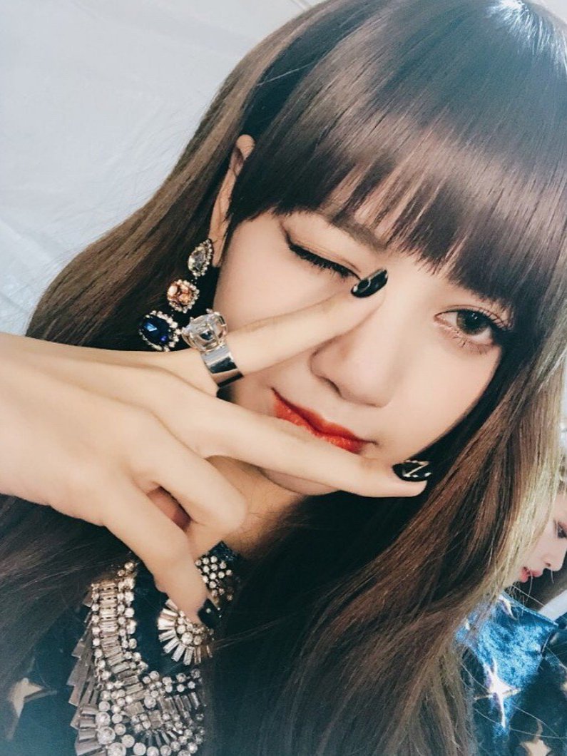 lisa& #39;s random selfies;-a thread;  @BLACKPINK
