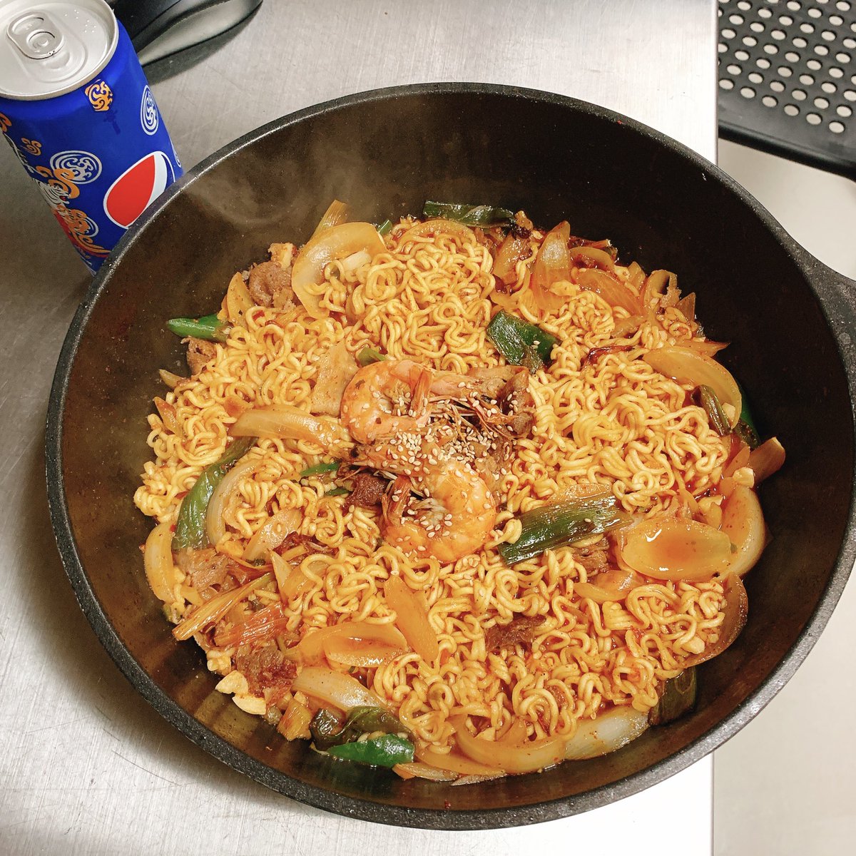 areumdaunjungmo's tweet photo. @CRAVITY_twt [TRANS]
As expected, midnight snack is Ruby's cooking!!👍
#JUNGMO #Woobin #MidnightSnack #OurHouse_Chef_Ruby #Pepsi https://t.co/hRbopqh2iV