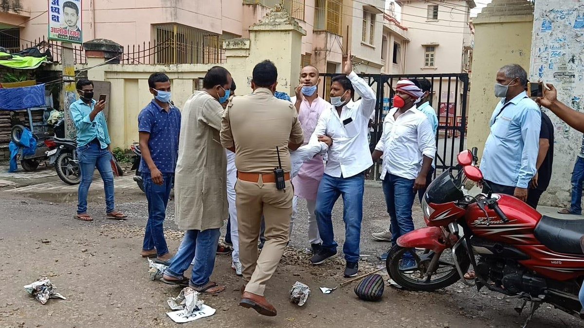 nsui's tweet photo. UGC के कोरोना काल में परीक्षा करवाने के आदेश के विरोध में NSUI उत्तर प्रदेश पूर्वी के कार्यकर्ताओं द्वारा वाराणसी में पुतला जलाया गया जिसमें पुलिस प्रशासन द्वारा छात्रों पर मुकदमा किया गया, जो अलोकतांत्रिक है हमारी मांग है ये मुकदमे वापस लिए जाएं
#NoExamsInCovid
#NoExamsMHRD https://t.co/8piOKg3Ii9