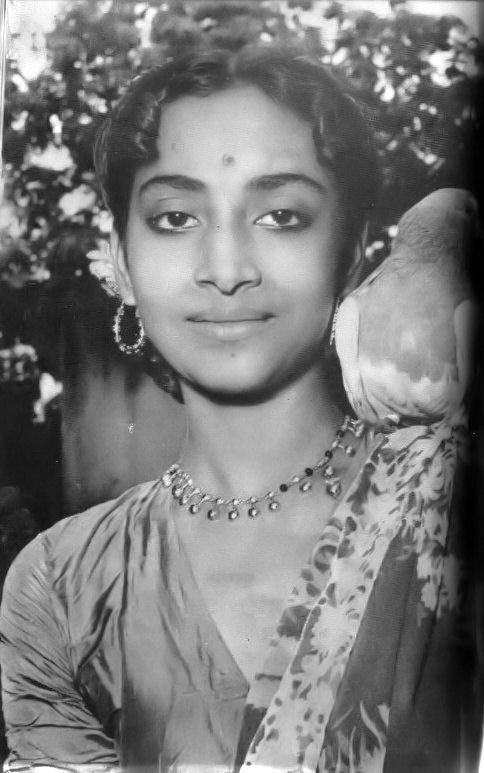  #GeetaDutt's life – the meteoric rise to fame, the exceptional talent, a doomed marriage & her tragic later years, leading up to death at age 41 sounds unbelievable!She's passed on, but, in the words of Oscar Wilde, her art will forever be immortal!Geeta Dutt (1930-1972)END