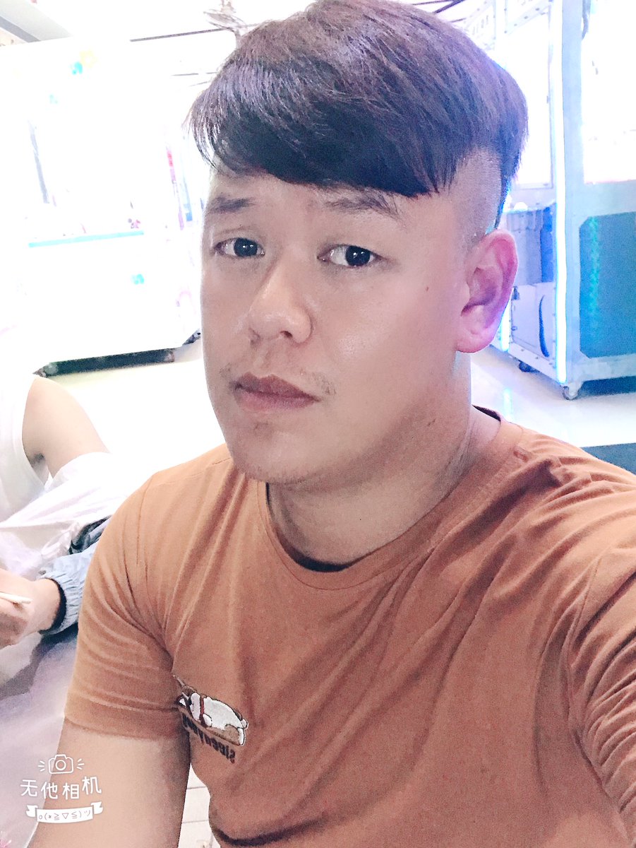 vk4vzo's tweet photo. 吃個東西流汗流很多超誇張真的好熱想脫掉了 https://t.co/TXQusl5qjR