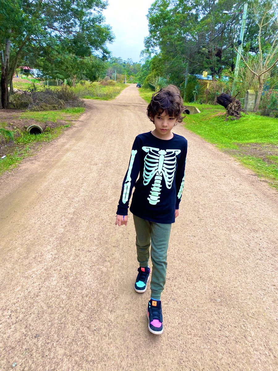EGBrancciari's tweet photo. Fuimos a hacer mandados caminando. Santino: “Papá, cuando vos naciste qué clase de autos se usaban? Cachilas, no?” Jajaja LPM! Enano maldito!! 🤣❤️ https://t.co/9ZpGbSwcUq