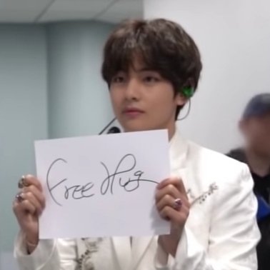 ➸ 𝚍𝚊𝚢 𝟸𝟶𝟸babie holding a free hug sign with those puppy eyes while waiting patiently for a hug how can we not love him  #OnlyArtistTaehyung #SweetNight109개국1위